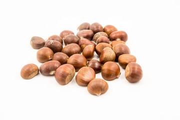 castagne su fondale isolato bianco e foglie rosse 