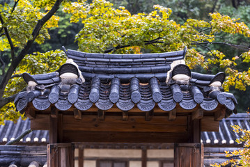 Naklejka premium Deszcz w Seulu. Tradycyjna architektura koreańska.