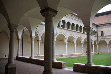 Fototapeta na wymiar Cloître de la Fondation Dante à Ravenne, Italie