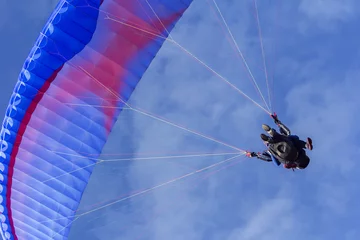 Photo sur Plexiglas Sports aériens Parapente tandem sur fond de ciel d& 39 été bleu et blanc cl
