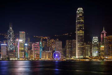 Obraz premium Panoramę Hongkongu nad portem Wiktorii z oświetlonymi w nocy nowoczesnymi drapaczami chmur w Hongkongu, Chiny Oglądane z Tsim Sha Tsui, Kowloon.