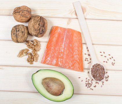 Sources of omega 3 fatty acids: flaxseeds, avocado, salmon and walnuts