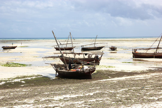 Традиционная рыбацкая лодка Доу, остров Занзибар, Танзания.