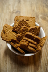 Typisch deutsche Spekulatius in einer weißen  Schale 