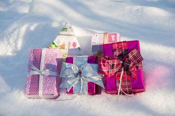 Geschenke im Schnee