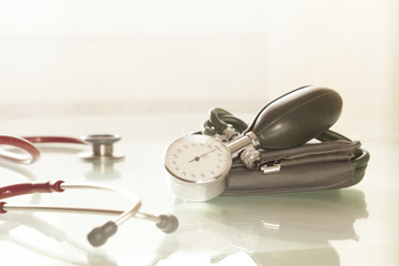 doktor muayenehanesi ve tansiyon &ouml;l&ccedil;me aleti