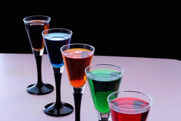kolorowe kieliszki na barze © mbrfoto