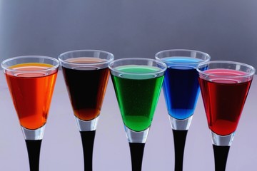 Kolorowy alkohol o różnych smakach © mbrfoto