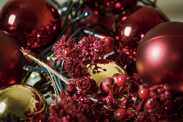 Bolas de Navidad y luces coloridas en la obscuridad.