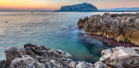 Morgensonne am Meer von Sizilien bei Palermo am Monte Pellegrino. Rot Orange Farben des Sonnenaufgangs in Italien