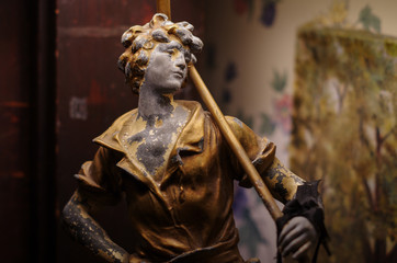 Obraz premium Painted Metal Statue of Boy on Bookshelf