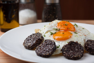 Black pudding sausage and potato chips