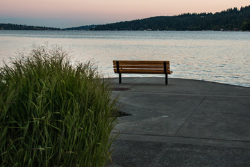 Fototapeta na wymiar Lake Washington park bench