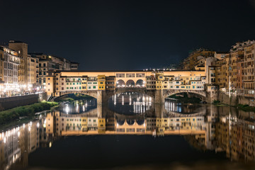 Fototapeta na wymiar Night view of the historic bridge of Ponte Vecchio in Florence
