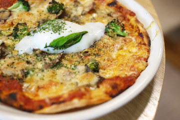 温泉卵とバジルのピザ