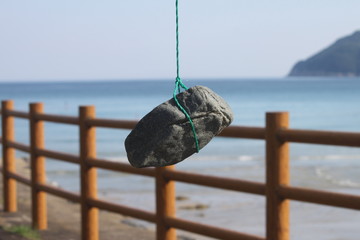 吊るされた石
