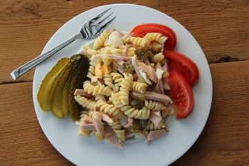 Nudelsalat auf Teller
