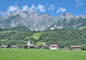 Fototapeta na wymiar der Urlaubsort Leogang im Salzburger Land nahe Zell am See,Alpen,Österreich
