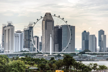 Naklejka premium Singapore flyer with skyscrapers in background