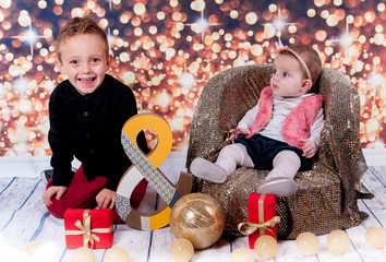 enfants et décor de noël