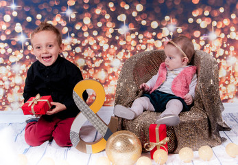 enfants et décor de noël