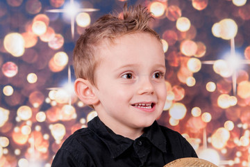 portrait d'un jeune garçon et étoiles de noël