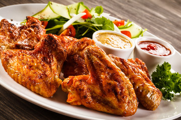 Grilled chicken wings and vegetables 