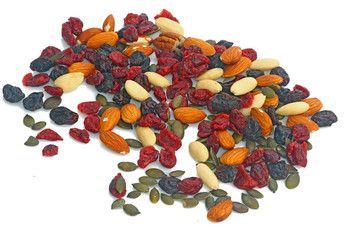 Fruits secs sur fond blanc