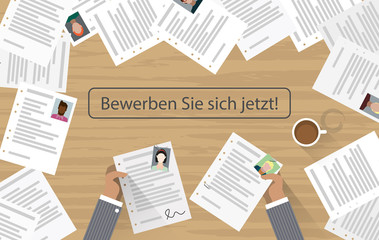 H&auml;nde mit Bewerbungsunterlagen - Bewerben Sie sich jetzt