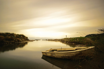 Boot am Meereseingang