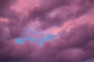 Obraz premium Colorful skyscape with purple clouds at sunset twilight