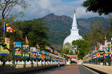 Mahiyangana Raja Maha Vihara is an ancient Buddhist temple in Mahiyangana, Sri Lanka. It is...