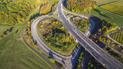 Autobahn Strecke als Herzform von oben Luftaufnahme Saarland