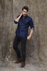 Obraz premium Posing dude in denim looking at studio