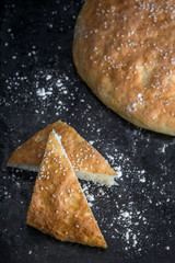 Frisch gebackenes glutenfreies Fladenbrot auf einem alten Metalluntergrund
