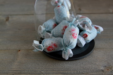 Süssigkeiten aus Stoff mit Glas Glocke