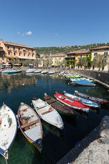 Obraz premium Łodzie rybackie w małym porcie Torri del Benaco. Jezioro Garda. Włochy