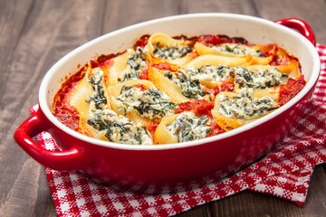 Stuffed pasta shells with spinach ricotta