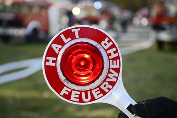 Feuerwehr Einsatz mit Haltekelle Bevölkerungsschutz