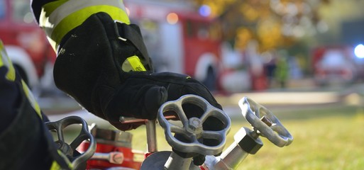 Naklejka premium Banner Feuerwehr Hand am Verteiler B-CBC im Einsatz