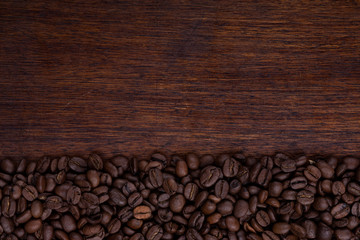Fototapeta premium ziarna kawy na drewnianym biurku