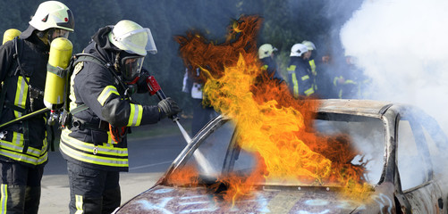 Feuerwehr bekämpft Fahrzeugbrand