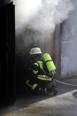 Feuerwehrmann umhüllt von Rauchgasen durch Flashover