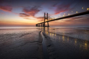 Photo sur Plexiglas Pont Vasco da Gama Beautifull sunrise over the Vasco da Gama bridge at Lisbon