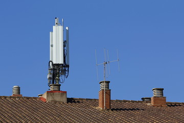 Mobile antenna in the roof of a building