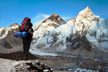 Naklejka premium Evening view of Mount Everest with tourist