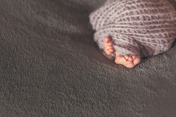 Fototapeta na wymiar legs newborn baby who sleeping in the bed