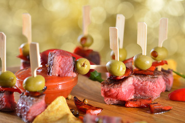 Pikante Steak-Tapas mit Oliven, Paprika und scharfer Dip-Chili-Sauce - Hot steak tapas with olives, peppers and spicy chili dip sauce