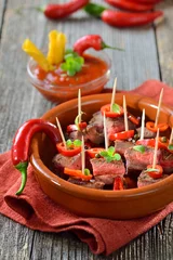 Foto auf Acrylglas Pikante Steak-Tapas mit Chili, Paprika und scharfer Dip-Sauce - Hot steak tapas with chili, peppers and dip sauce © kab-vision