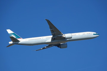 avion de ligne dans le ciel bleu